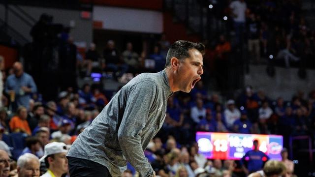 No. 3 Florida bounces back from season-opening loss and dominates North Florida 104-64