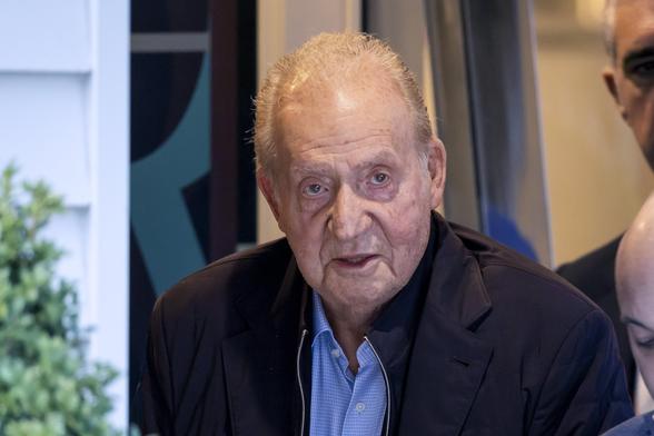 El rey emérito Juan Carlos I a su salida de un restaurante este miércoles en O Grove (Pontevedra).