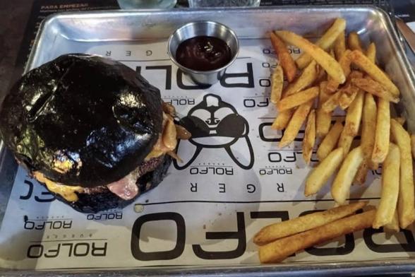 La hamburguesa de pan negro con queso y bacon de Rolfo Tapas & Burger, el restaurante murciano al que Paco dedicó su desconcertante reseña. (GM)