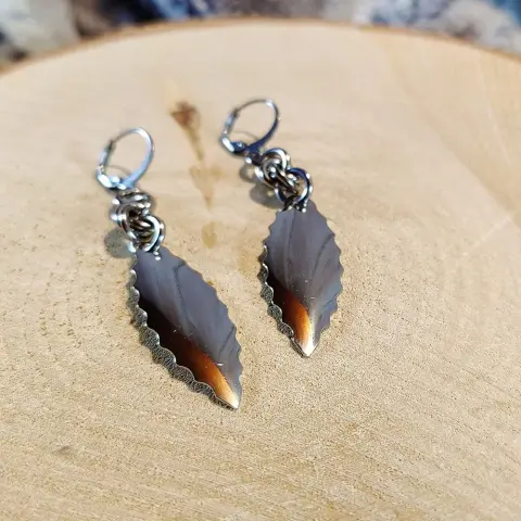 Même bijou, mais présenté par paire, et posé à plat.