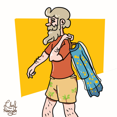 Hombre de pelo gris con prominente barba en bermudas de palmeritas y camiseta roja, a su espalda con el brazo doblado lleva una túnica azul con lunares amarillos en una percha y una bolsa de plástico. Se podría decir que es Melchor volviendo de la tintorería.