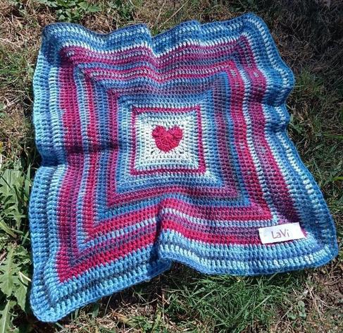 Alcuni dei quadrati fatti da me.
Quadrato Ama(ti): cuore centrale e riquadri nei toni del rosso e del blu