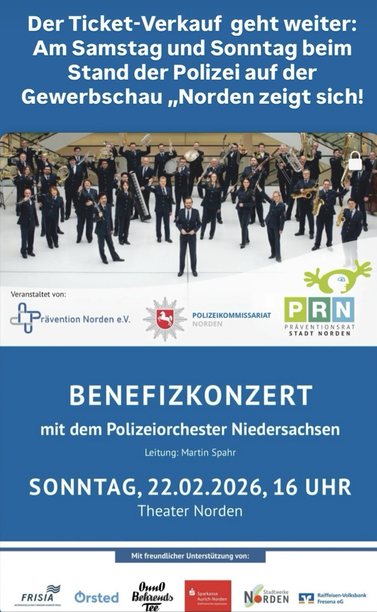 Das Polizei Orchester mit einem Dirigent und anderen mit Musik Instrumenten