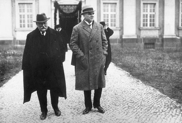 Am 26. März 1924 eröffneten Generaldirektor Paul Fridolin Kehr (1860–1944) und der preußische Ministerpräsident Otto Braun (1872–1955) feierlich das Geheime Staatsarchiv in Berlin-Dahlem.