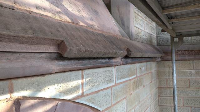 das Foto zeigt die Ausklingkungen, die darauf warten, dass unser Geselle die Vierungen einsetzt. Der Geselle ist aber seit einer Woche im Krankenschein.