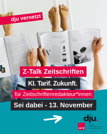 Werbekachel: dju vernetzt: Z-Talk  Zeitschriften. KI. Tarif. Zukunft. für Zeitschriftenredakteur*innen. Sei dabei - 13. November (Pfeil nach rechts). Zwei Personen lesen Zeitschriften. Man sieht deren Hände und Füße.