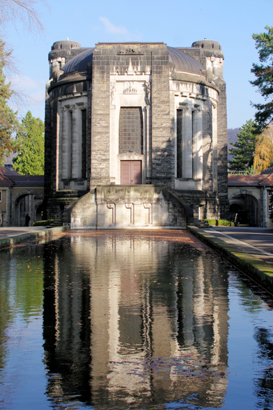 Im Bild die Feierhalle von Friedhof Johannisstadt/Dresden mit einem Wasserbecken davor.