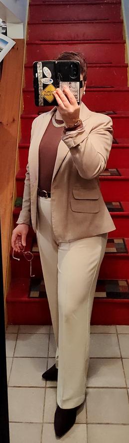 Brown knit top, off-white knit trousers. Beige blazer. Brown suede belt and ankle boots. The usual jewelry.