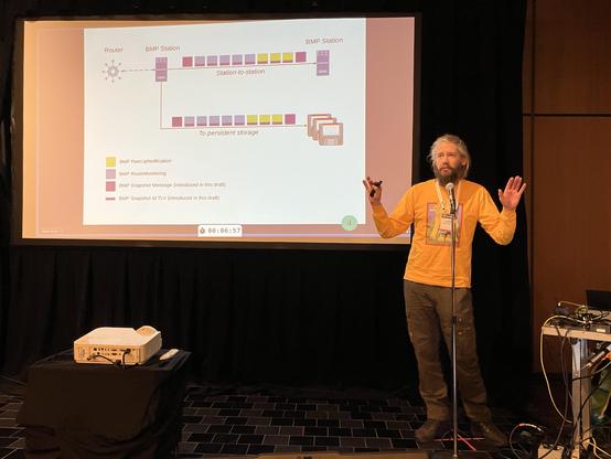 Luuk giving yet another time in front of a presentation screen. This screen shows some very schemas about BMP snapshots
