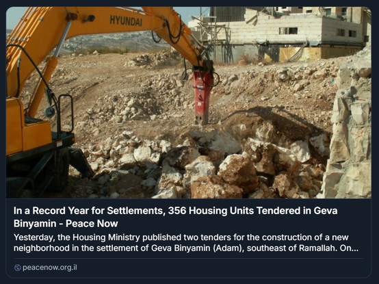 Screenshot di un cantiere edile in una zona rocciosa: un escavatore Hyundai con martello idraulico è in azione, frantumando rocce. Sullo sfondo si vedono edifici in costruzione, suggerendo un’espansione urbanistica in corso. Sopra l’immagine, un testo in inglese riporta: “In a Record Year for Settlements, 356 Housing Units Tendered in Geva Binyamin – Peace Now. Yesterday, the Housing Ministry published two tenders for the construction of a new neighborhood in the settlement of Geva Binyamin (Adam), southeast of Ramallah.”
