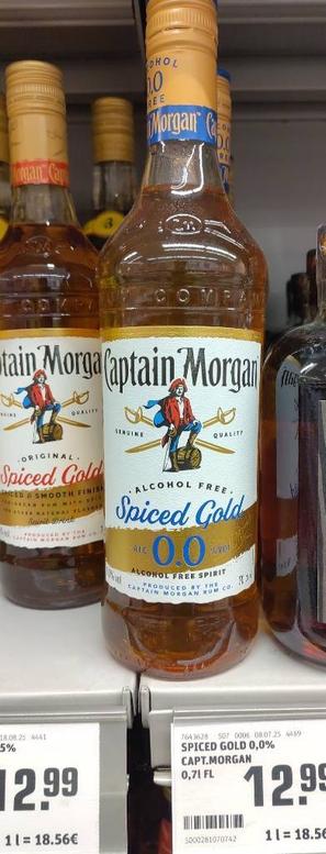 alkoholfreier Rum der Marke Captain Morgan steht neben einem normalen Rum im Regal im Supermarkt