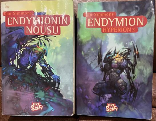 Kuvassa on Dan Simmonsin kirjat Endymion ja Endymionin nousu