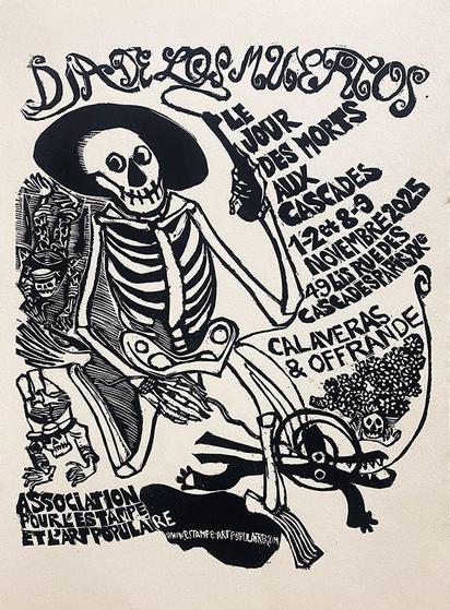 Estampe qui représente un grand squelette portant un chapeau noir et tenant un pistolet dans une main, deux autres squelettes grimaçants, une presse taille-douce. Le Jour des Morts aux Cascades, Calaveras et offrande. estampe-art-populaire.com