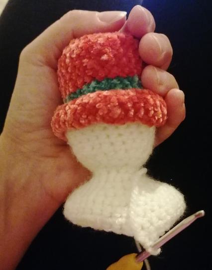 Cappello e inizio del pupazzetto di neve, in lavorazione