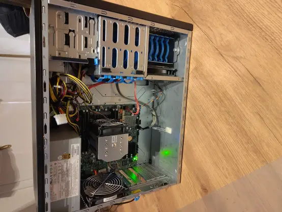 Foto Seitenansicht offen, Blick auf Mainboard und Komponenten