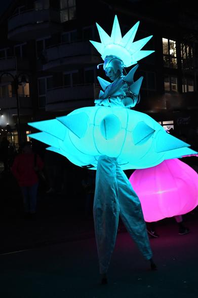 beleuchtete Stelzenläuferin mit Sternenkrone