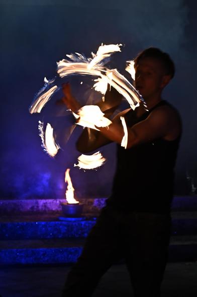 Jongleur mit Feuerkugeln