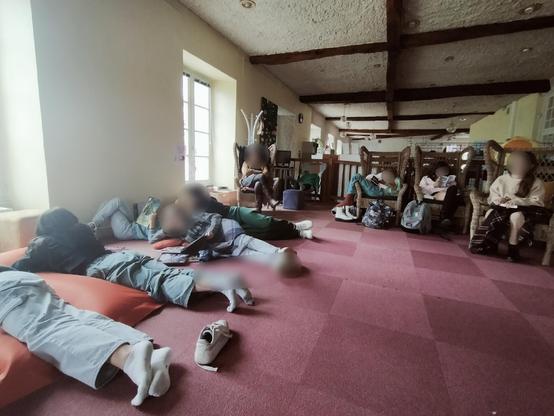 Les élèves en train de lire ou d'écouter de la musique dans des positions confortables