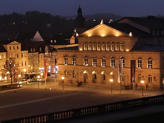 Blick auf das Landestheater Coburg bei Nacht.