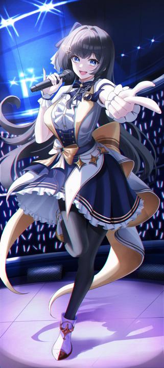 Una joven idol de estilo anime, con cabello oscuro y ojos azules brillantes, aparece sonriendo y llena de energía en el escenario. Su mano izquierda sostiene un micrófono, mientras que la derecha se extiende hacia adelante con los dedos abiertos, invitando a la audiencia. Viste un elaborado traje de escenario en tonos azules, blancos y dorados: una blusa blanca con volantes, un corsé azul oscuro con cordones dorados, y una falda corta a juego con detalles de estrellas y volantes. Largas cintas doradas fluyen desde su cintura. Lleva medias negras opacas y botas blancas y granates con un diseño elegante. El fondo es un escenario oscuro iluminado por intensas luces azules y líneas verticales brillantes, creando un ambiente dinámico de concierto.
