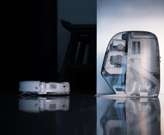 <p>ドローン世界最大手のDJI（大疆創新）が今年8月、同社初のロボット掃除機「DJI ROMO」を発表し、消費者向けロボット掃除機市場に本格参入した。ラインナップは「P」「A」「S」の3モデル。中国での販売価格は4699元（約9万9000円）からで、中・高価格帯の市場を狙う。</p>
<p>同社の参入は耳目を集めた。ドローンで知られるテック企業がなぜ、すでに競争が激化しているロボット掃除機市場に参入したのだろうか。</p>
<h3>「先頭争いよりも最良の一台」</h3>
<p>DJIの意思決定は拙速ではない。2020年にはロボット掃除機の調査研究に着手し、翌年に開発プロジェクトを立ち上げた。当時、中国市場ではすでにエコバックス（科沃斯）やロボロック（石頭科技）などのブランドがシェアを握り、消費者への浸透も進んで、各社が技術力を競う段階に入っていた。ここでDJIが選んだのは、先頭争いをせずに最良の製品を追求する「後発戦略」だ。</p>
<blockquote class="wp-embedded-content"><p><a href="https://36kr.jp/373664/">世界ロボット掃除機市場、中国企業が主導　iRobotは5位に後退</a></p></blockquote>
<p></p>
<p>ROMOは、DJIがドローン分野で10年以上にわたり蓄積してきた技術を生かして、スマート性／清掃性能／使いやすさ／静音性を徹底的に磨いた点が特徴だ。</p>
<p>・高度なナビゲーション：LiDARとセンサーフュージョンシステムを搭載し、独自に開発したSLAMアルゴリズムを組み合わせて、センチメートル単位でのマッピングや正確な障害物回避を実現した。テーブル脚やコードのほか、床に落ちたつま楊枝も検知し、従来のセンサーをはるかに上回る安定性を有している。</p>
<p>・効率的な掃除：モップを2つ搭載する一方、メンテナンスを面倒にする複雑な構造をなくした。また、難しい隅部の掃除用に搭載されたロボットアームが、障害物に近づくと自動的に作動して壁際や家具周りを掃除し、効率と信頼性を両立させた。</p>
<p>・究極の静音性：自動車の排気音を抑える原理を応用し、ベースステーションのエアダクトに3段階騒音低減システムを採用した。吸引力や集じん効率を損なうことなく、本体の騒音を80%低減した。</p>
<p><img class="aligncenter" src="https://img.36krcdn.com/hsossms/20250806/v2_db9944f0a7054723bd3a814efef74b57@1215450627_oswg59711oswg1080oswg797_img_000?x-oss-process=image/format,jpg/interlace,1" /></p>
<h3>「見せるデザイン」で勝負</h3>
<p>DJIは、ロボット掃除機を単なる道具ではなく「インテリア」と位置付けた。ROMOは半透明の本体カバーとベースステーションを採用し、内部の構造をあえて見せることで、デザインや品質に対する自信を示している。そのコンセプトは、ロンドン発の透明スマートフォン「Nothing」（創業者は華人）も想起させる。</p>
<blockquote class="wp-embedded-content"><p><a href="https://36kr.jp/375233/">透明スマホの英Nothing、シリーズCで3