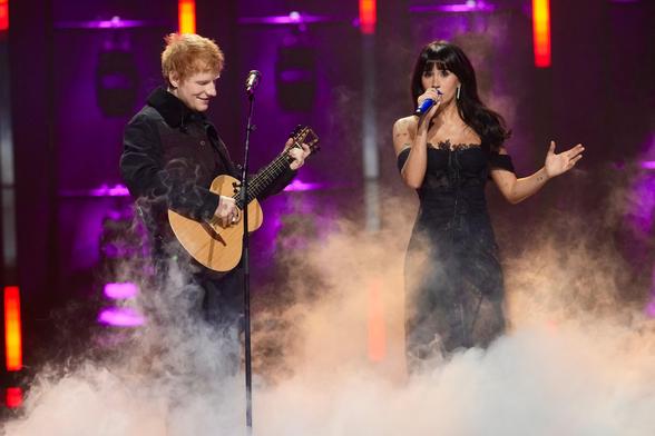 Ed Sheeran y Aitana compartiendo escenario anoche en la gala de Los40 Music Awards, en Valencia.