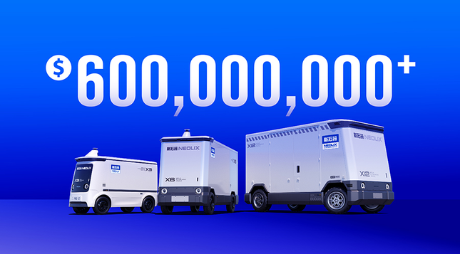 <p>自動運転レベル4の無人配送車（ロボバン）を手がける「新石器（Neolix）」がこのほど、シリーズDで6億ドル（約920億円）を調達した。アラブ首長国連邦（UAE）に拠点を置く投資会社Stone Ventureが出資を主導し、高成投資（Gaocheng Capital）や北京市人工知能産業投資基金なども参加した。</p>
<p>今回調達した資金は、演算力とデータのクローズドループ構築、製品ラインの拡充、生産能力の増強、海外市場の拡大などに充てられる。同社は2026年の出荷台数が10万台になると見込んでいる。</p>
<p>UAEではすでに自動運転車の公道走行ライセンスを取得済みで、年内に5000台規模の無人配送車を配備する計画だ。また、25年7月には韓国の仁川市と戦略的パートナーシップを結び、無人配送車の導入を進めると発表した。</p>
<p>このところ、中国では無人配送車メーカーの資金調達が相次いでいる。8月には白犀牛（WHITE RHINO）がシリーズBの追加ラウンドで、中国物流大手の順豊控股（SFホールディング）などから数億元（数十億円）を調達。10月には九識智能（ZELOS）がアリババグループ傘下の金融会社アント・グループが主導するシリーズBの4回目の追加ラウンドで1億ドル（約150億円）を調達している。</p>
<blockquote class="wp-embedded-content"><p><a href="https://36kr.jp/357050/">中国の無人配送車、1台40万円弱の衝撃　政策・低価格で2027年に“大衆化”へ</a></p></blockquote>
<p></p>
<p>＊1ドル＝約154円、1元＝約22円で計算しています。</p>
<p>（36Kr Japan編集部・茶谷弥生）</p>