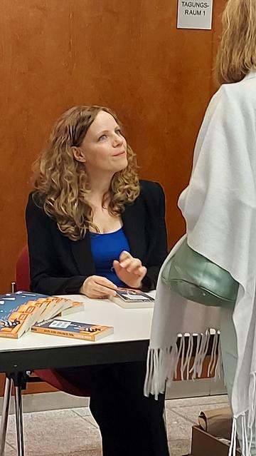 Foto von Sarah Bosetti bei ihrer Lesung am 07.11.25 in Bochum