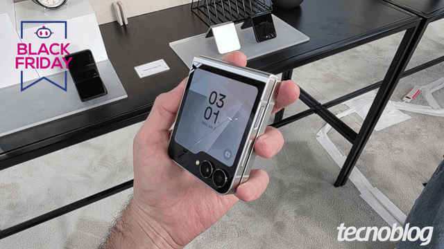 <div class="widget-produto">
            <div class="oferta ">
            <div class="widget-header">
                                    <div class="imagem">
                        <a class="title tb-block-link" href="https://tecno.click/a6u" rel="sponsored nofollow" target="_blank"><img src="https://files.tecnoblog.net/wp-content/uploads/2025/11/galaxy-z-flip-7-fe-tem-tela-amoled-dobravel-foto-thassius-velosotecnoblog-1060x596.png" /></a>
                    </div>
                
                <div class="widget-info-container">
                    <div class="widget-info">
                        <a class="title tb-block-link" href="https://tecno.click/a6u" rel="sponsored nofollow" target="_blank">Galaxy Z Flip 7 FE (128 GB)</a>
                        <a class="price tb-block-link" href="https://tecno.click/a6u" rel="sponsored nofollow" target="_blank">R$ 3.319,00</a>
                    </div>
                                            <div class="discount"><s>R$ 6.699,00</s><b>50% OFF</b></div>
                                    </div>

                                    <hr class="tb-divider" />

                    <div class="pros-cons">
                        <div class="pros">
                            <span>Prós</span>
                            <ul>
                                                                        <li>Construção reforçada com Gorilla Glass Victus 2</li>
                                                                           