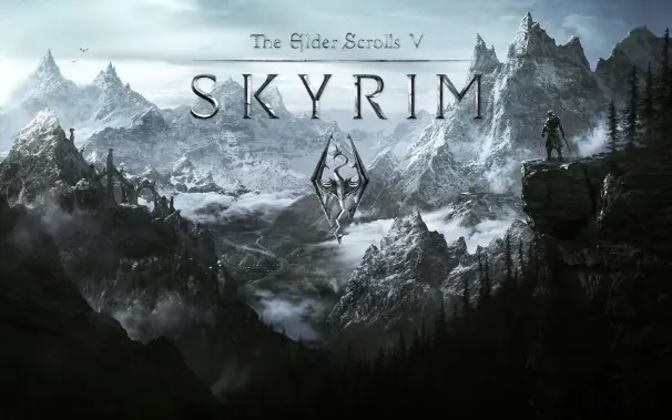 Die kalte bergige Landschaft von Skyrim. Am oberen rechten Rand steht ein Krieger mit gezogenem Schwert und schaut auf die Landschaft herunter. 

In der Mitte steht "The Elder Scrolls V" darunter in Großbuchstaben "SKYRIM" und darunter das bekannte Logo von Skyrim
