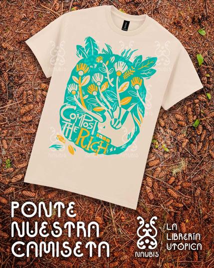 Imagen de una camiseta colo beige puesta sobre un suelo de hojas otoñales. La camiseta tiene una ilustración en colores mostazas y turquesas, donde se ve que de una calavera humana con dientes de oro y brillitos sale muchas plantas y flores. A la izquierda de la calavera pone "Compost the rich".
En la esquina inferior izquierda pone "Ponte nuestra camiseta", y a la derecha el logo de Naubis con el eslogan "la librería utópica"