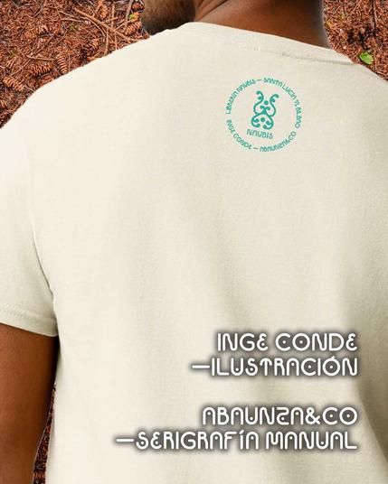 Parte de la espalda de la camiseta con el logo de naubis debajo de la zona del cuello. Formando un círculo a su alrededor, aparecen el nombre de la librería y la dirección, el nombre de la ilustradora, y el nombre de la empresa de serigrafía.
Abajo a la derecha pone "Inge Conde (ilustración), Abaunza&Co (serigrafía manual).
