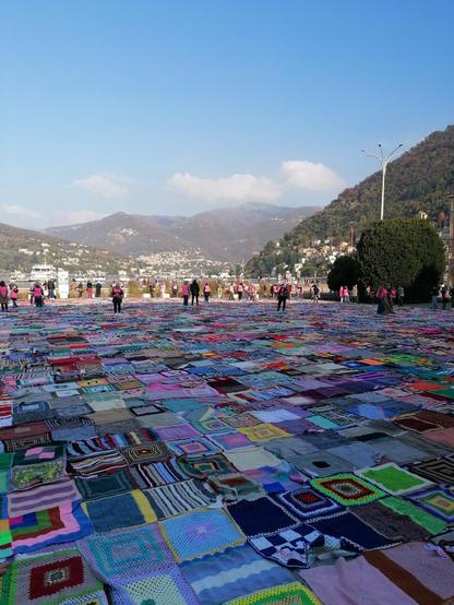 Piazza Cavour, interamente ricoperta dai quadrati per aiutare le donne vittime di violenza