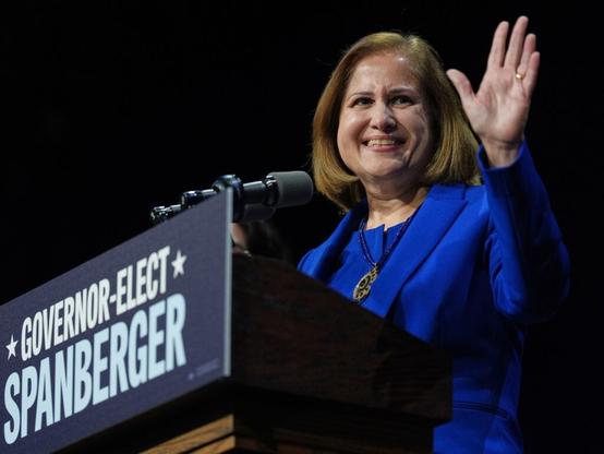 غزالة هاشمي.. أول مسلمة تُنتخب نائبة لحاكم ولاية في أميركا | الموسوعة