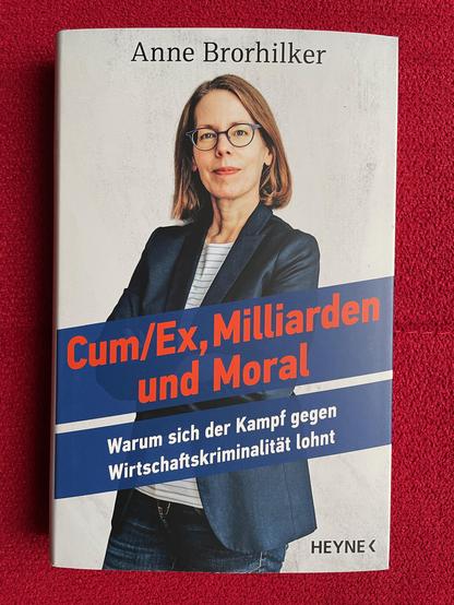 Das Buch "Cum/Ex, Milliarden und Moral" von Anne Brorkilher