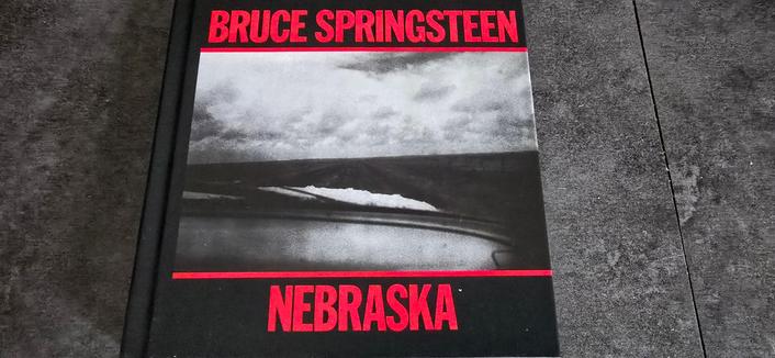 Nouvel album du boss, bruce springsteen : Nebraska 82  qui comprend :
⋅ Nebraska outtakes
⋅ Electric nebraska
⋅ Live au Count Basie Theatre
⋅ 2025 Remaster
⋅ Bluray au Count Basie Theatre