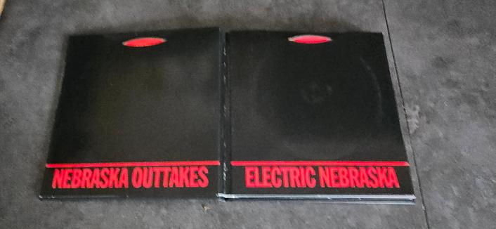 Nouvel album du boss, bruce springsteen : Nebraska 82  qui comprend :
⋅ Nebraska outtakes
⋅ Electric nebraska
⋅ Live au Count Basie Theatre
⋅ 2025 Remaster
⋅ Bluray au Count Basie Theatre