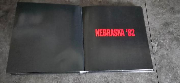 Nouvel album du boss, bruce springsteen : Nebraska 82  qui comprend :
⋅ Nebraska outtakes
⋅ Electric nebraska
⋅ Live au Count Basie Theatre
⋅ 2025 Remaster
⋅ Bluray au Count Basie Theatre