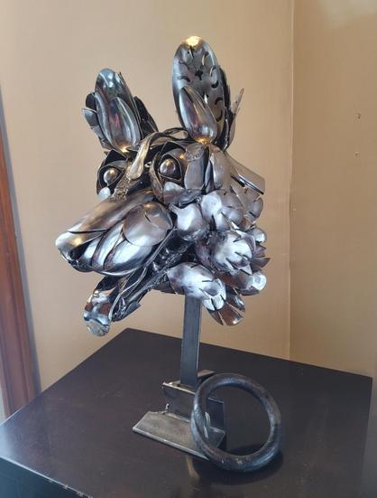 La gardien du bonheur, Kodiack mon gros loup
Spoon art
Une tête de chien
Kodiack, ou kodi pour les intimes, était un gros chien berger allemand mélangé malamuth. Un gros toutou tout doux qui a fait du bénévolat pendant des années dans les résidences pour personnes aînés. Il allait leur tenir compagnie. 

Je l'ai fait pour lui rendre hommage. Entièrement composé de cuillères. 100 % rebut