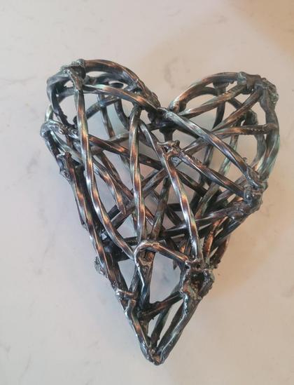 Protégé

Un coeur fait de clous tournés. 
100% rebut