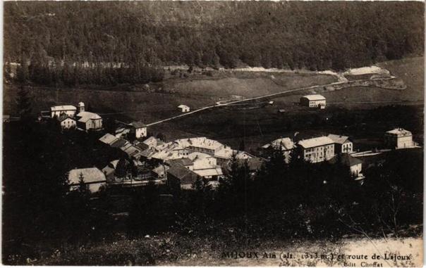 Mijoux et Route de Lajoux à #Mijoux (#Ain)  #CartePostaleAncienne 👉 https://cartorum.fr/carte-postale/807901/mijoux-mijoux-et-route-de-lajoux