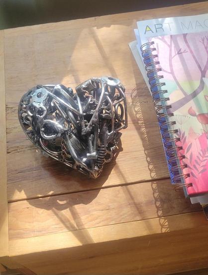 Solide

Un petit coeur fait d'enchevêtrement de rebut d'acier. Ce côté, toutes les pièces sont fixes.