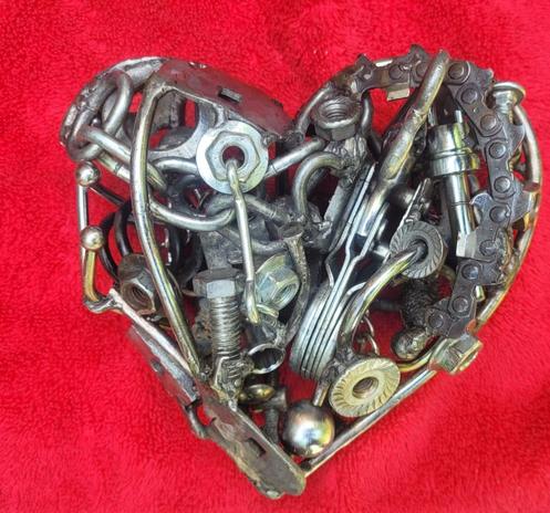 Solide
Le petit coeur en rebut d'acier, ce côté ce crinque.