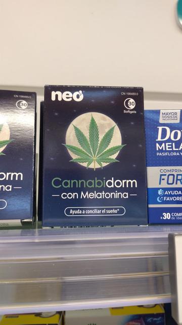 Imatge d'un producte anomenat cannabidorm que mostra una fulla de marihuana sobre una lluna.