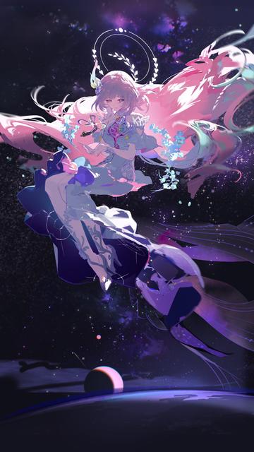 Una ilustración digital vertical que presenta a una figura sentada en el aire sobre un fondo estrellado. La figura tiene el pelo largo y blanco y lleva un vestido azul con detalles violetas. Tiene alas grandes y de color rosa brillante. Hay elementos florales y decorativos flotando alrededor de la figura. Debajo de la figura hay una forma oscura y redondeada.