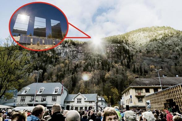 Rjukan, un pueblo Noruego entre montañas que no tiene luz directa del sol y utiliza espejos para iluminar la plaza (Getty Images)