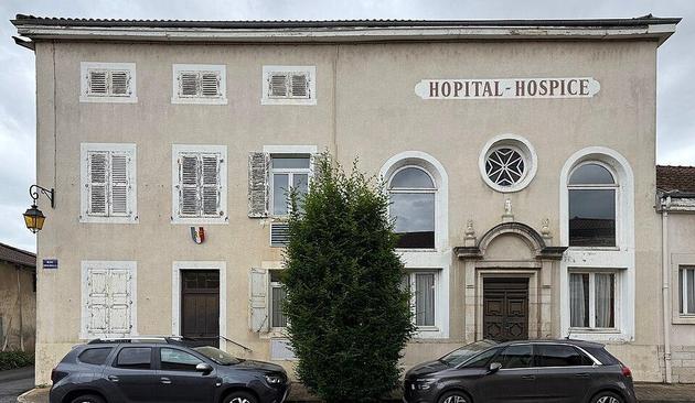 Hôpital-Hospice à #BâgéleChâtel (#Ain) Premier hôpital fondé vers 1250, dont il ne reste rien. L'hôpital actuel date de 1698, est confirmé par une ordonnance royale, et dirigé par des religieuses. Au XIXe siècl...
Suite 👉 https://monumentum.fr/monument-historique/pa00116298/bage-le-chatel-hopital-hospice
#Patrimoine #MonumentHistorique
Photo CC-BY-SA 4.0 : Chabe01