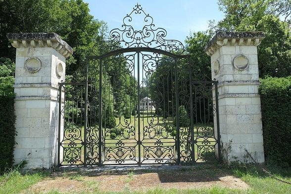 Rendez-vous de chasse de La Garenne, au parc de Chantemerle à #Valençay (#Indre) Situé hors de la clôture du parc du château, ce rendez-vous de chasse a été construit pour Talleyrand par l'architecte Jacques-Ch...
Suite 👉 https://monumentum.fr/monument-historique/pa00097498/valencay-rendez-vous-de-chasse-de-la-garenne-au-parc-de-chantemerle
#Patrimoine #MonumentHistorique
Photo CC-BY-SA 4.0 : Fab5669