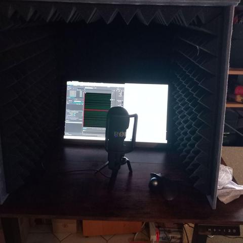 Sprecherkabine mit Rode Mikrofon und Bildschirm