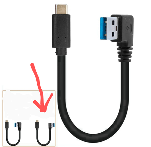 Ein Abbildung eines USB-A auf USB-C Kabel, wo der USB-A Anschluss 90° gewinkelt ist und der USB-C gerade ist. Der USB-A Anschluss ist rechts-ausgerichtet. Es gibt noch eine Miniatureansicht eine links-ausgerichteten USB-A Anschluss (dort zeigt ein roter Pfeil drauf).